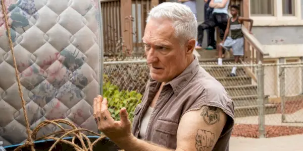 Terry Milkovich parece enojado en Shameless.