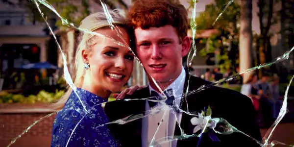 Cette image montre Maggie et Paul Murdaugh posant ensemble sur une photo avec un effet de verre brisé sur le dessus.