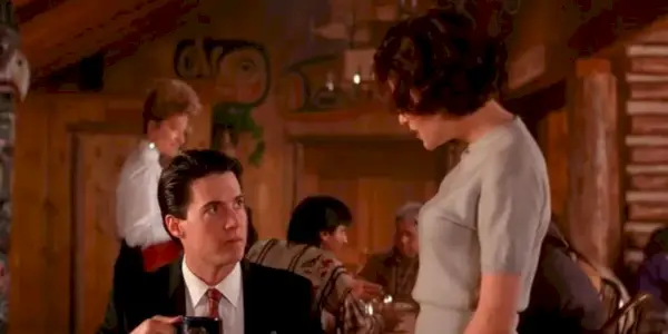 Audrey et Dale discutent dans un restaurant de Twin Peaks