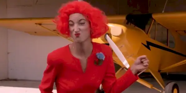 Lil vêtue de rouge et debout devant un avion à hélice dans Twin Peaks : Fire Walk With Me.