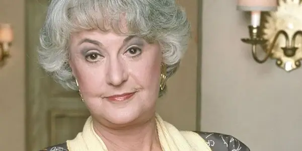 בי ארתור מסתכלת לא מופתעת למצלמה ב-Golden Girls