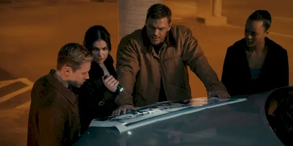 Jack Reacher arbeitet mit seinem Team an einem Plan für die zweite Staffel von Reacher
