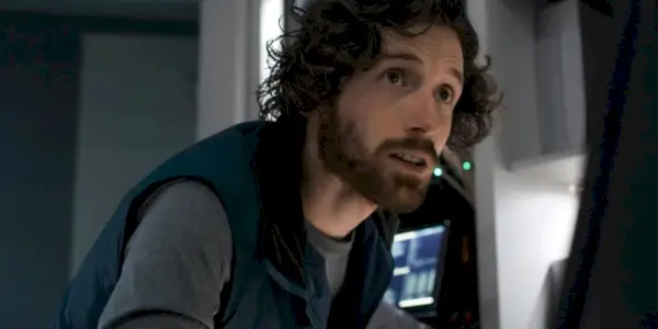 Daniel David Stewart schaut in „For All Mankind“ jemanden aus dem Off an