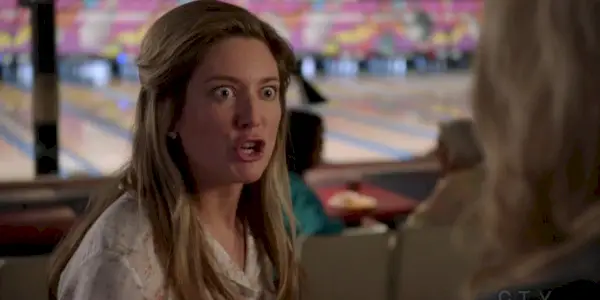 Mary Coper se rozzlobeně dívá na bowling v Young Sheldon