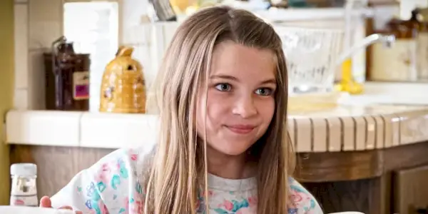 Missy se usmívá ve své kuchyni v Young Sheldon