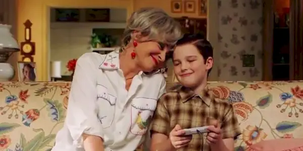 Meemaw a Sheldon se objímají na její pohovce na Young Sheldon.
