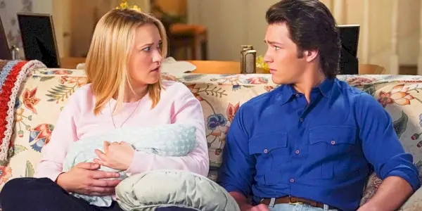 Mandy a Georgie se na sebe dívají v Young Sheldon sezóně 6