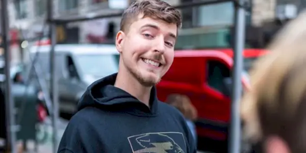 MrBeast מחייך ברחוב