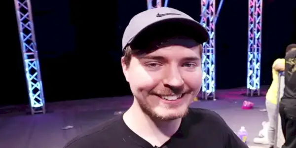 MrBeast מחייך על הבמה