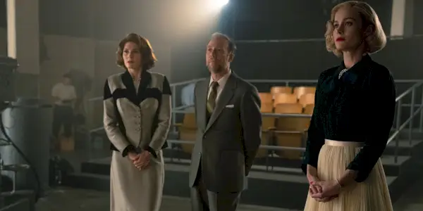 『レッスン・イン・ケミストリー』のサウンドステージ上のブリー・ラーソンと他の登場人物