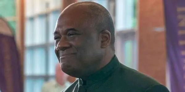 Martin Imari lächelt in „The Righteous Gemstones“.
