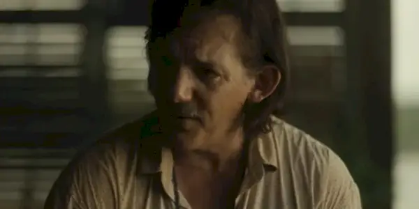 Lukas Haas als Shawn Goddard sieht in Cash Out (2024) besorgt aus