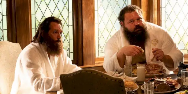 Robert Oberst und Lukas Haas essen in Roben in The Righteous Gemstones