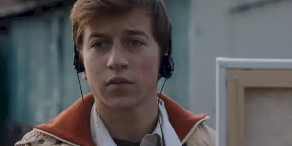 Skyler Gisondo läuft mit Kopfhörern in Feast Of The Seven Fishes (2018) herum