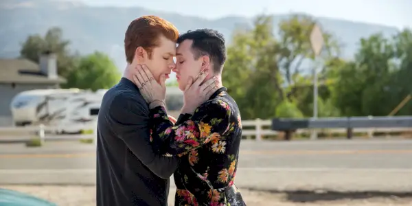 Ian y Mickey se besan en la frontera con México en Shameless