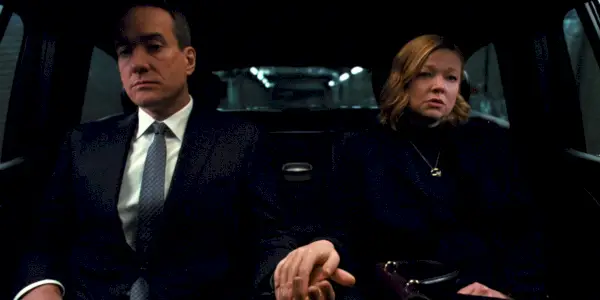 Tom Wambsgans (Matthew Mcfadyen) a Shiv Roy (Sarah Snook) sa držia za ruky a vyzerajú mizerne vo finále série postupnosti