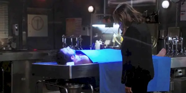 Benson regarde un corps dans l'épisode SVU Murdered At A Bad Address