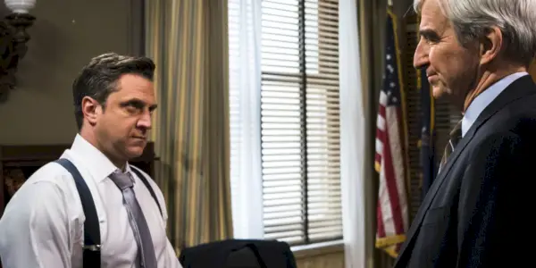 Barba regarde avec colère un autre personnage de l'épisode SVU The Undiscovered Country