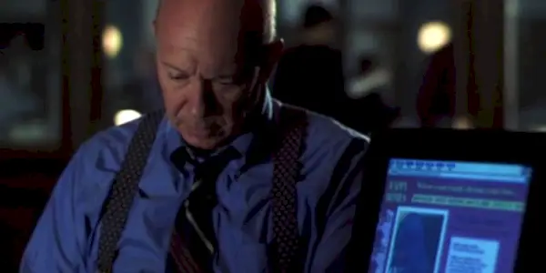 Cragen regarde vers le bas dans SVU