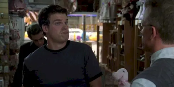 David Harbour dans l'épisode SVU Dolls a l'air surpris