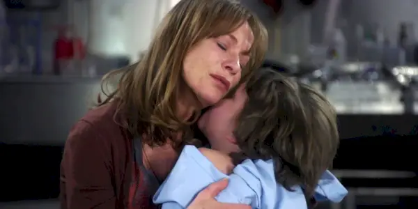 Une femme tenant son enfant dans l'épisode SVU Shattered