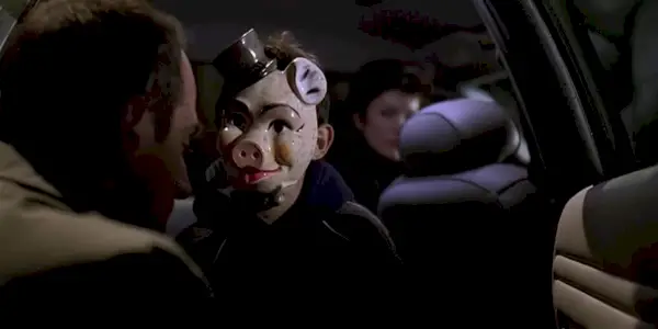 Un enfant masqué regardant Stabler dans l'épisode SVU Baby Killer