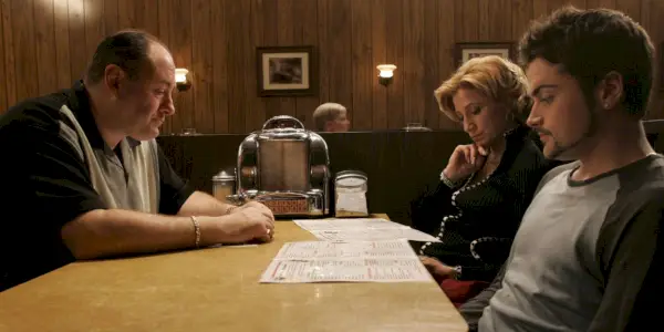 The Sopranos의 레스토랑에 앉아 있는 Tony와 그의 가족