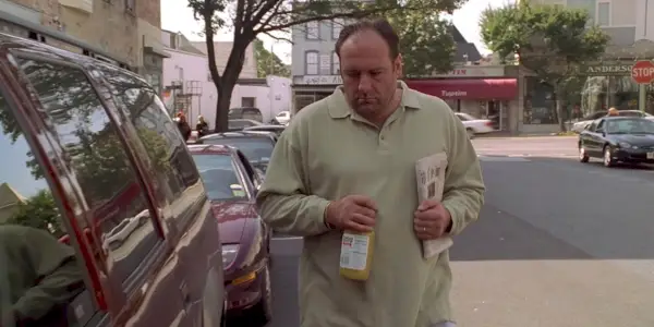 Tony는 The Sopranos에서 오렌지 주스를 들고 길을 건너갑니다.