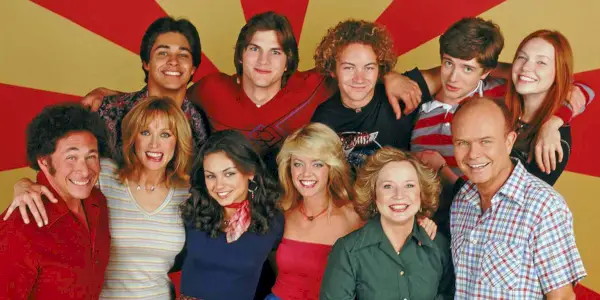 כל צוות השחקנים של That 70s Show מתאחדים, מצטופפים, מצטלמים יחד