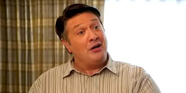George Sr ser oppvarmet ut mens han sitter i Young Sheldon