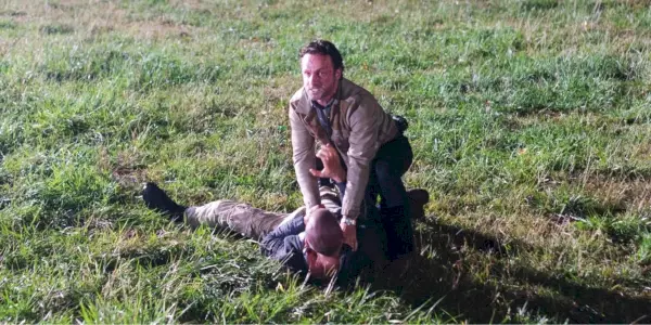 Rick Grimes (Andrew Lincoln) avec Shane Walsh (Jon Bernthal) mourant dans The Walking Dead Saison 2 Épisode 12