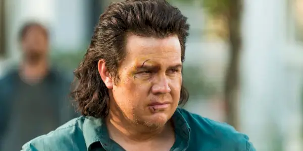 Gros plan d'Eugene avec des coupures sur le visage dans The Walking Dead