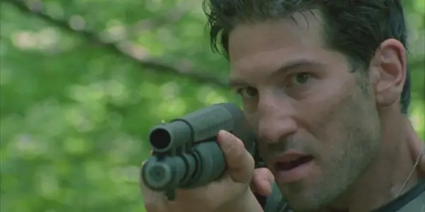 Shane Walsh sosteniendo y apuntando con un arma en The Walking Dead