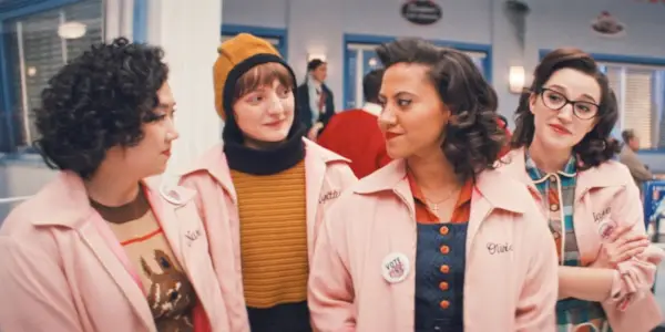 Nancy, Cynthia, Olivia a Jane vo svojich ružových dámskych bundách vo filme Rise of the Pink Ladies