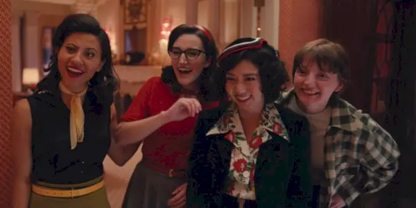 Olivia, Jane, Nancy a Cynthia sa smejú vo filme Rise of the Pink Ladies
