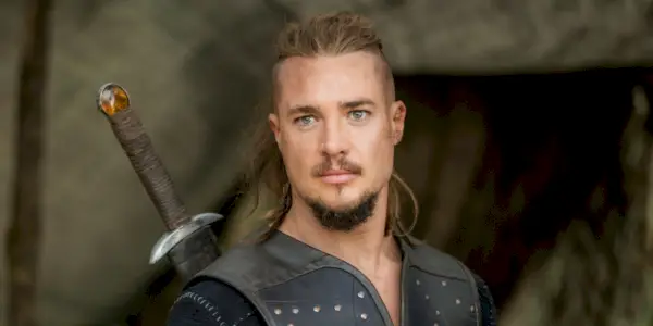 Uhtred sembra serio in L'Ultimo Regno