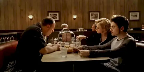 Tony (James Gandolfini), Carmela (Edie Falco), AJ (Robert Iler) dans la finale des Sopranos.