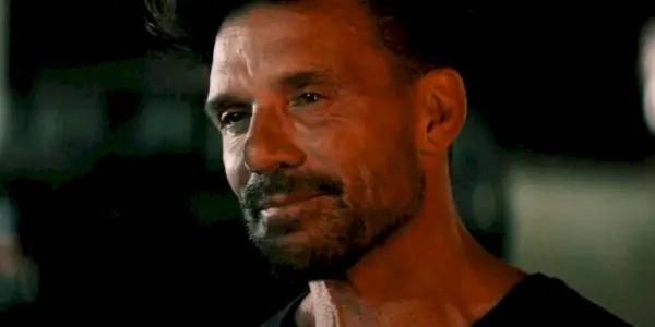 Duffy (Frank Grillo) sorridente in Luci spente