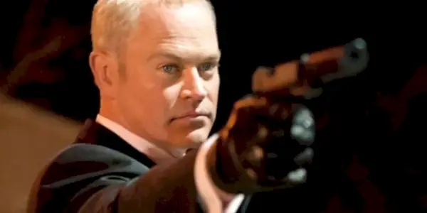 Robert Quarles (Neil McDonough) punta una pistola in Justified