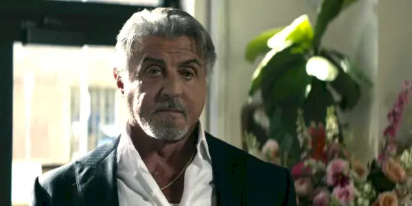 Sylvester Stallone nei panni di Dwight in Tulsa King in un'impresa di pompe funebri con un'aria emozionata