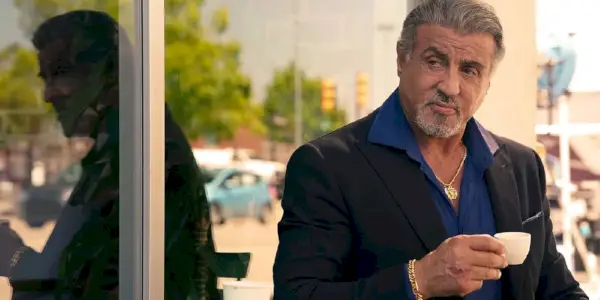 Sylvester Stallone in Tulsa King beve un cappuccino
