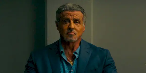Sylvester Stallone sembra contemplativo in una scena della prima stagione di Tulsa King