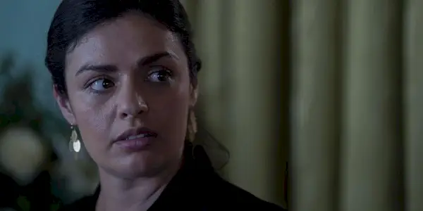 Tina Manfredi (Tatiana Zappardino) con uno sguardo preoccupato in Tulsa King