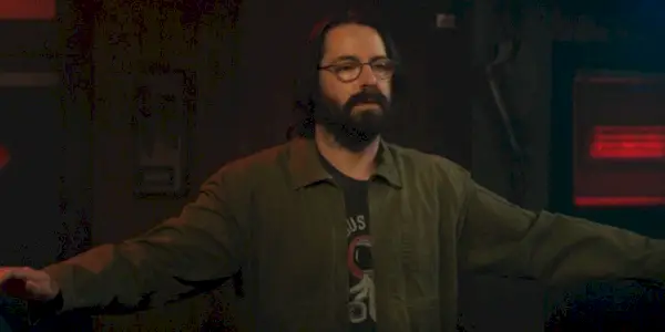 Bodhi (Martin Starr) sta con le braccia aperte mentre viene perquisito a Tulsa King
