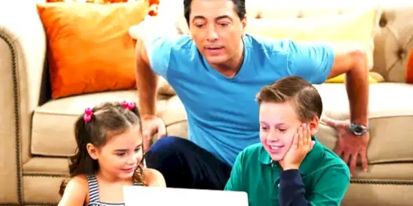 Joe Janie i David Hobbs bawią się laptopem w programie See Dad Run