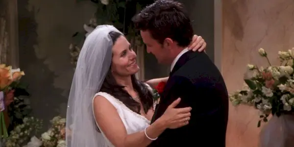 Chandler i Monica tańczą na weselu w „Przyjaciołach”.