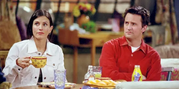Chandler i Monica piją razem kawę