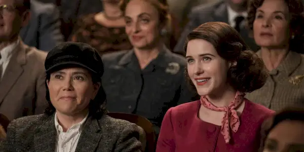 Midge a Susie v publiku ve filmu Marvelous Mrs Maisel