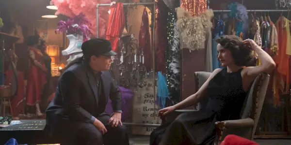 Susie a Midge sedí a mluví v 5. sezóně Marvelous Mrs Maisel