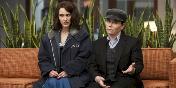 Midge a Susie sedí spolu ve filmu The Marvelous Mrs Maisel